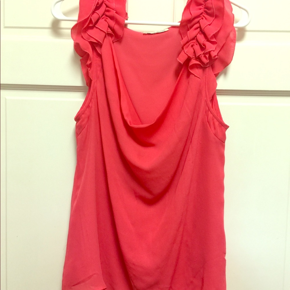 Sleeveless top with ruffles on the shoulders